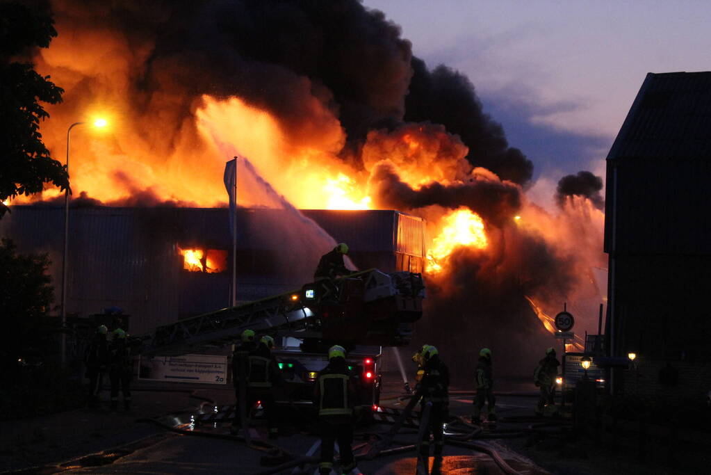 Enorme brand in houthandel