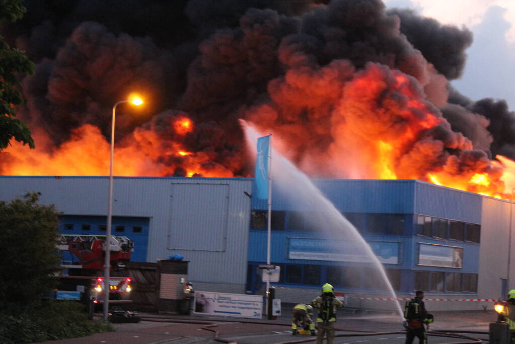 Enorme brand in houthandel