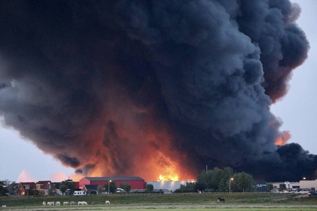 Enorme brand in houthandel