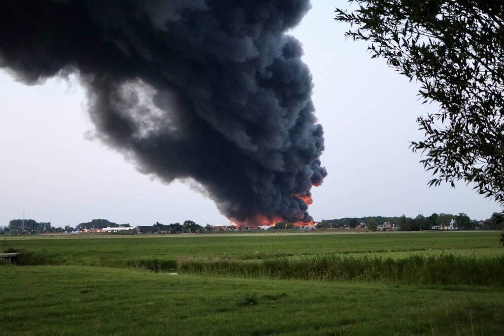 Enorme brand in houthandel