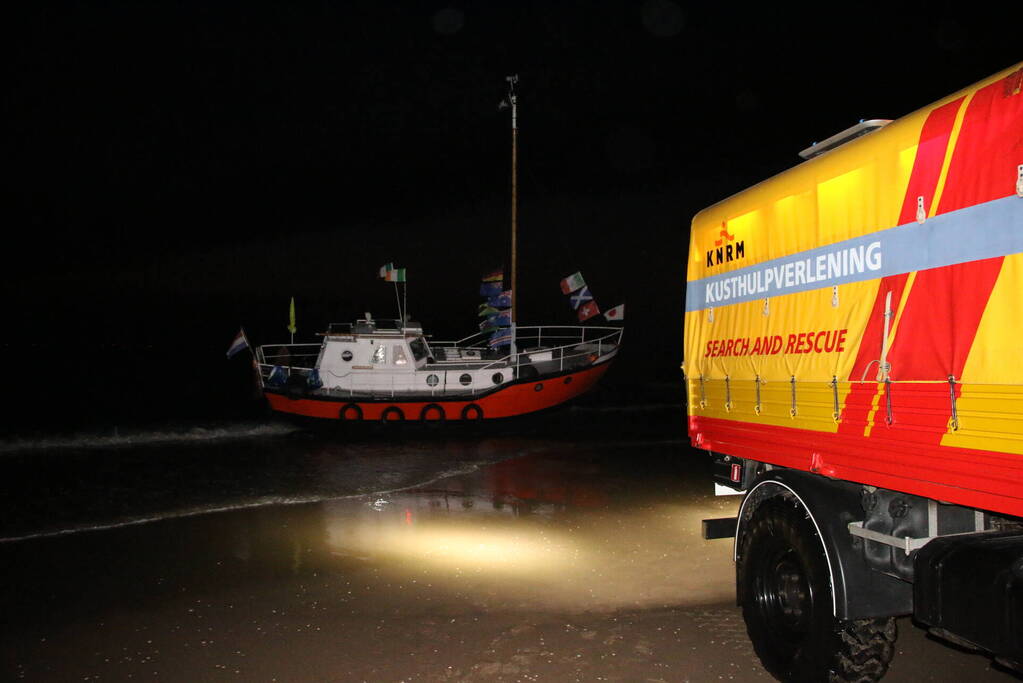 Boot vastgelopen op kust