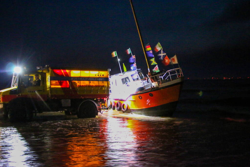 Boot vastgelopen op kust