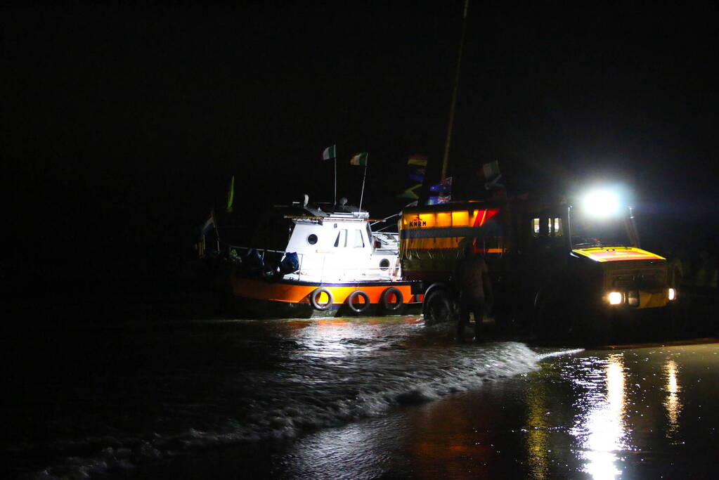 Boot vastgelopen op kust