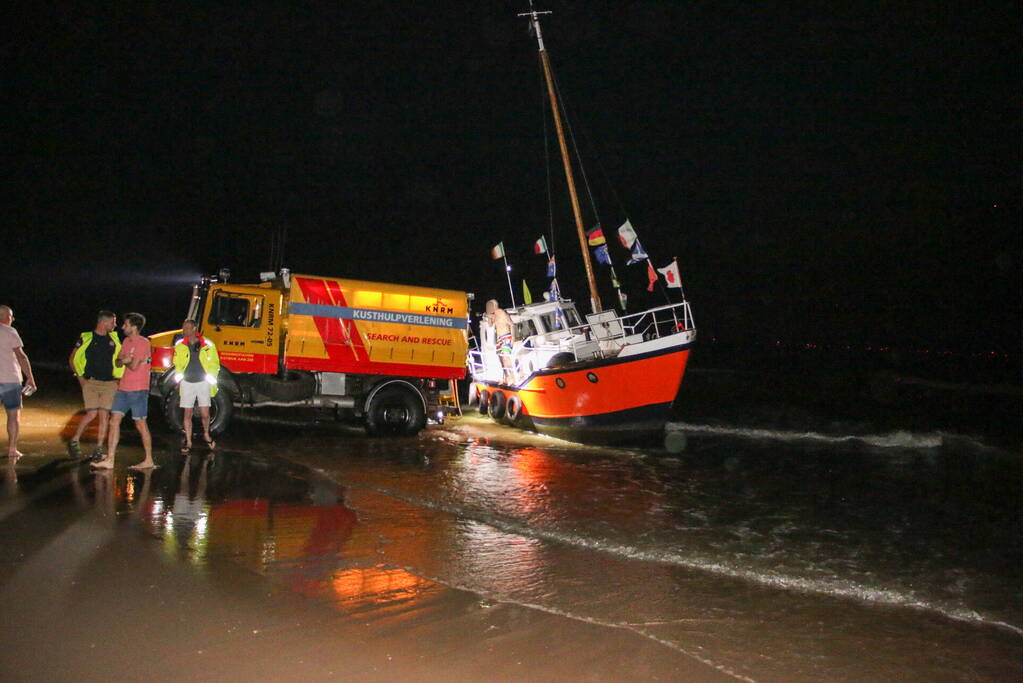 Boot vastgelopen op kust