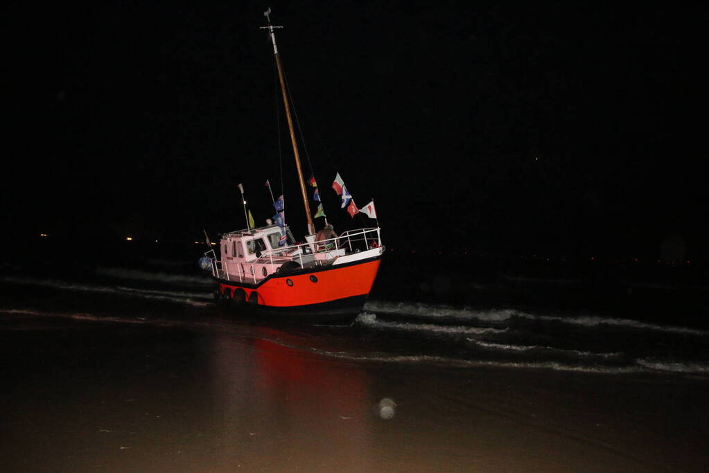 Boot vastgelopen op kust