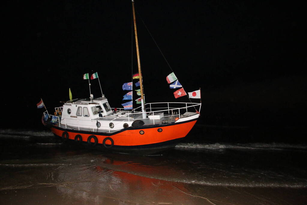 Boot vastgelopen op kust