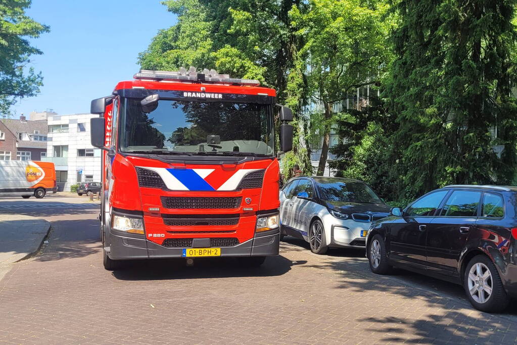 Brandweer controleert auto na brandmelding