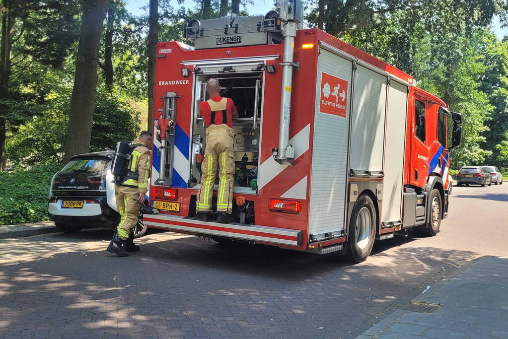 Brandweer controleert auto na brandmelding