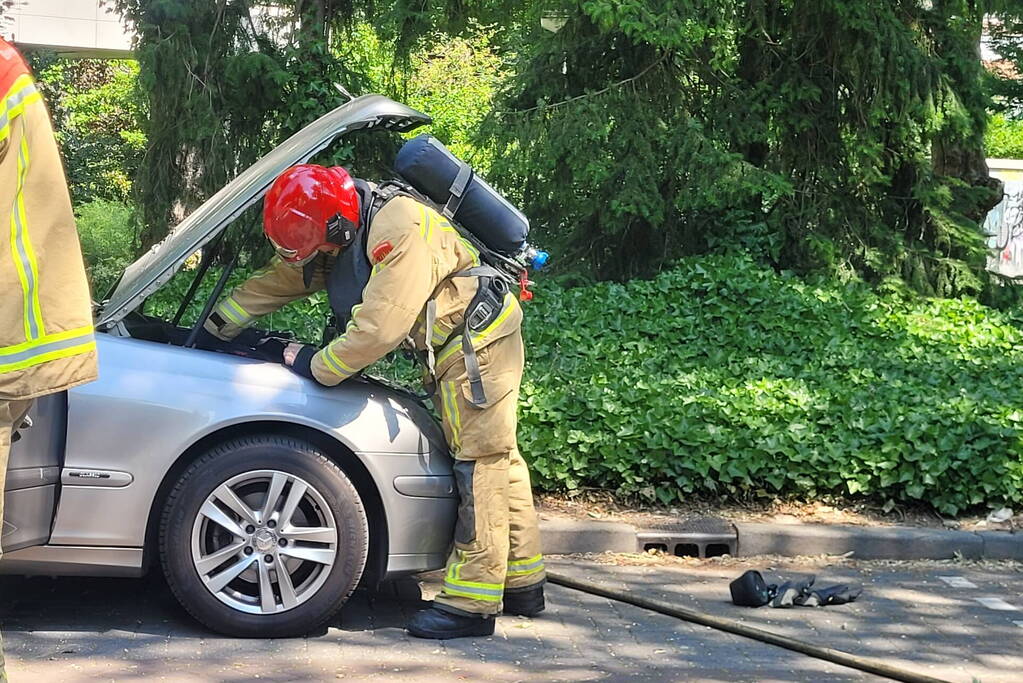 Brandweer controleert auto na brandmelding