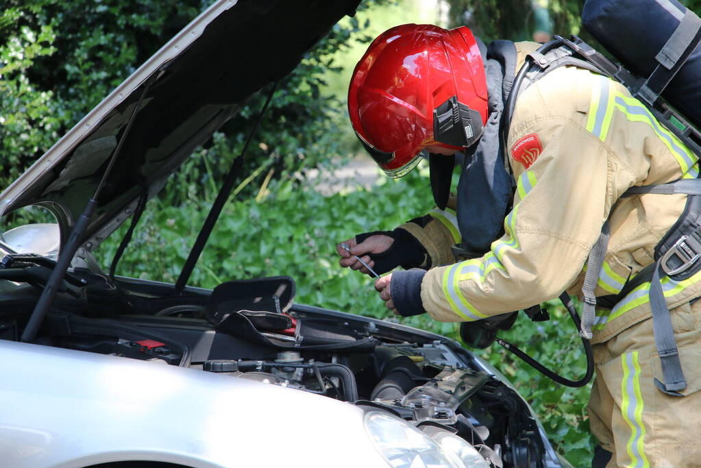 Brandweer controleert auto na brandmelding