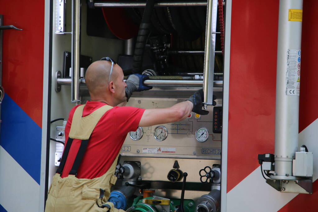 Brandweer controleert auto na brandmelding