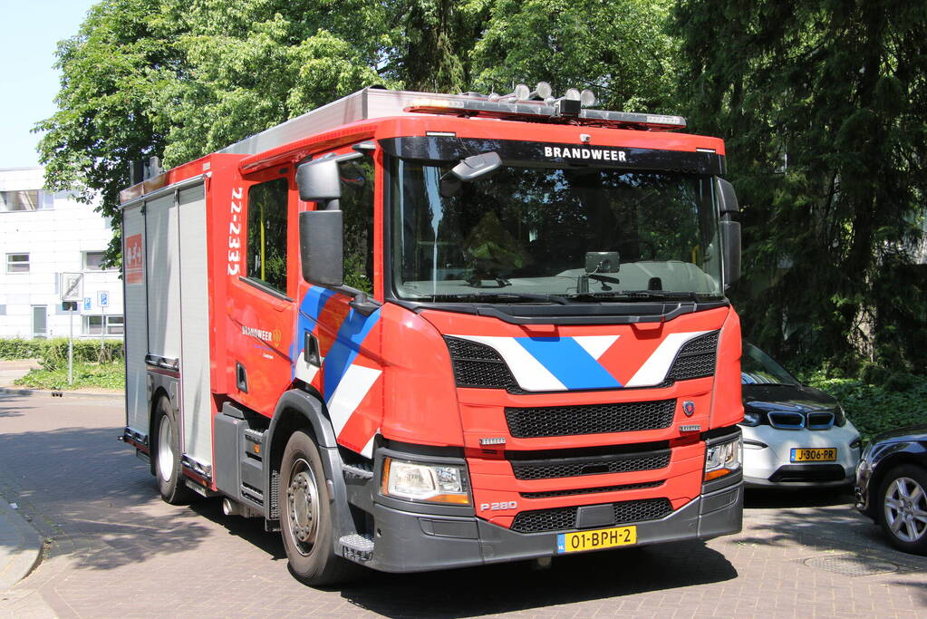 Brandweer controleert auto na brandmelding