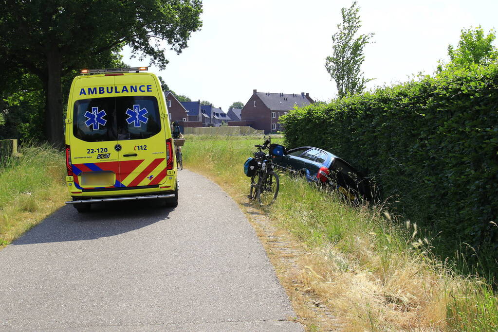 Auto in sloot tijdens keren bij landbouwsluis