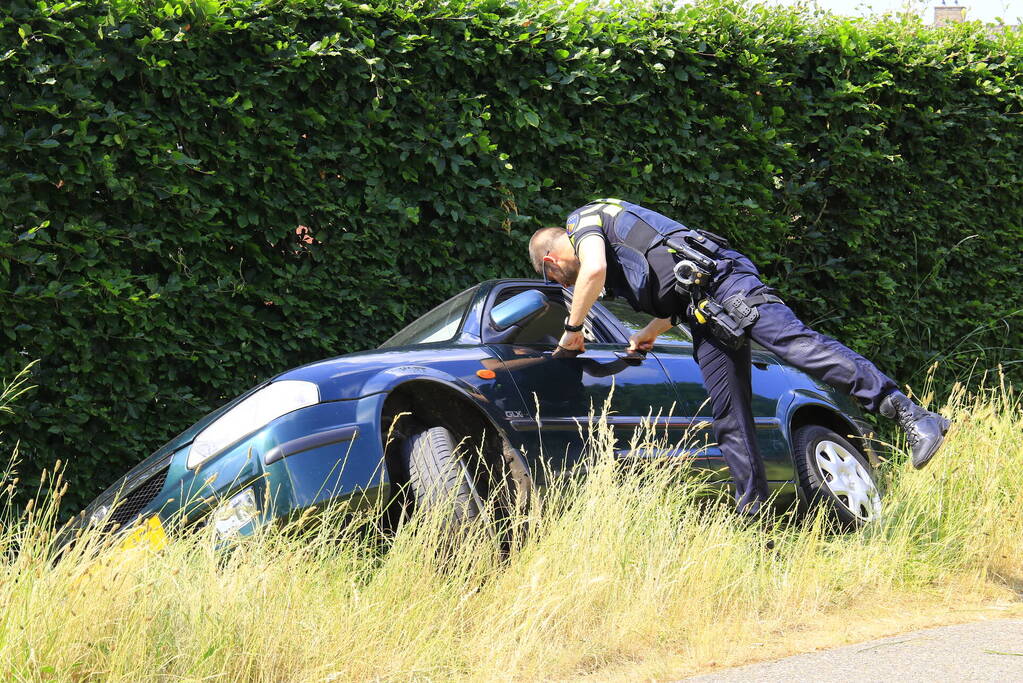 Auto in sloot tijdens keren bij landbouwsluis