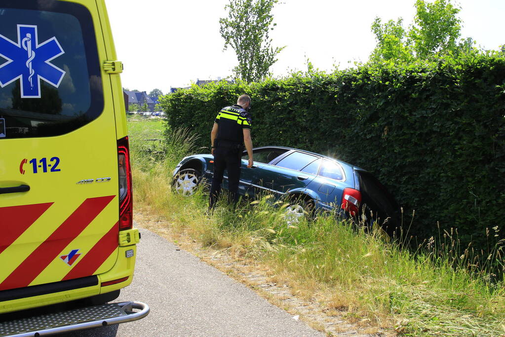 Auto in sloot tijdens keren bij landbouwsluis