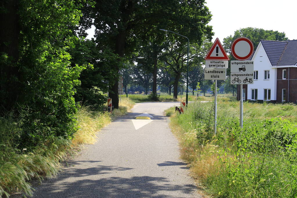 Auto in sloot tijdens keren bij landbouwsluis