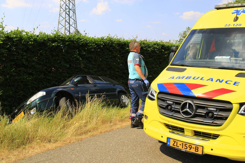 Auto in sloot tijdens keren bij landbouwsluis