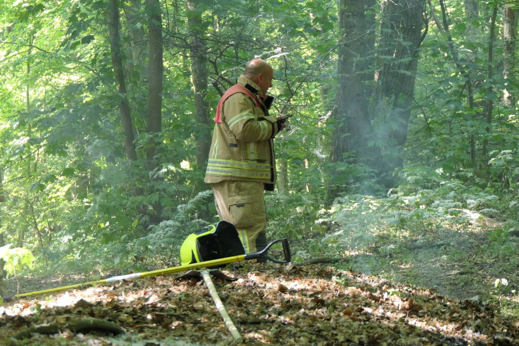 Brandweer blust smeulende delen in duingebied