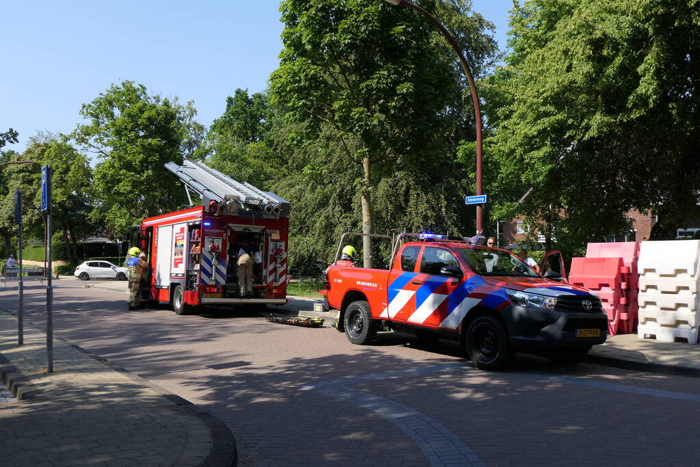 Brandweer blust smeulende delen in duingebied