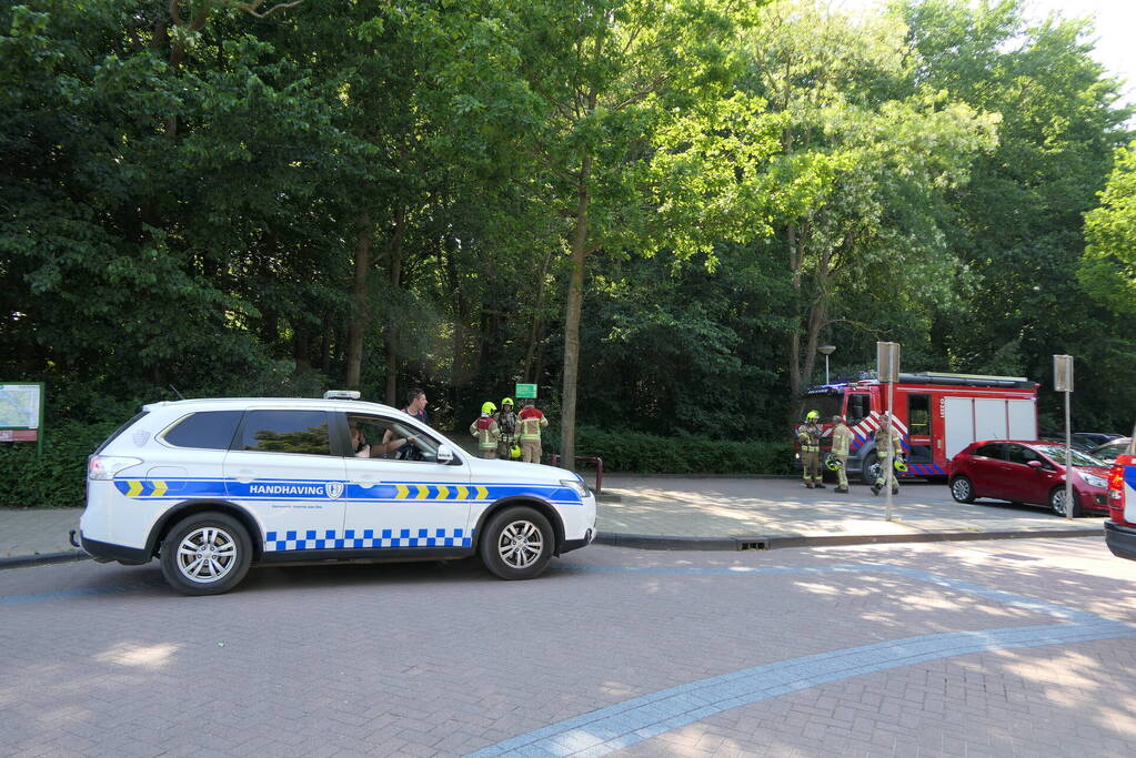 Brandweer blust smeulende delen in duingebied