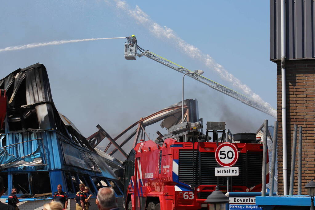 Crashtender ingezet bij nablussen zeer grote industriebrand