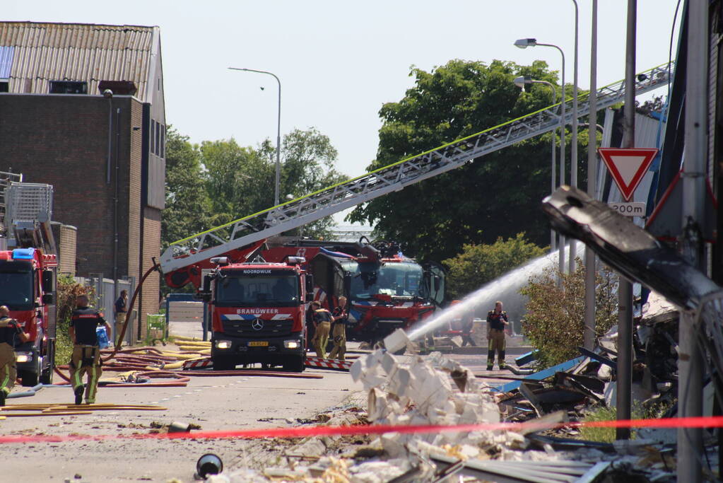 Crashtender ingezet bij nablussen zeer grote industriebrand