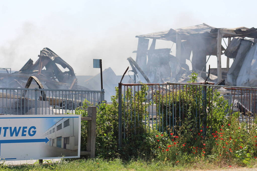 Crashtender ingezet bij nablussen zeer grote industriebrand