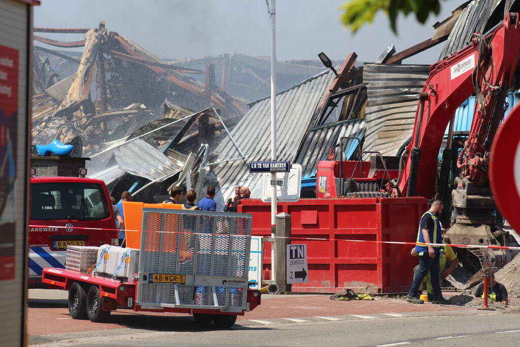 Crashtender ingezet bij nablussen zeer grote industriebrand