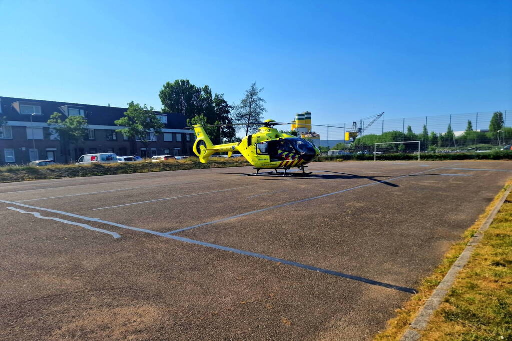 Traumahelikopter landt op voetbalveld