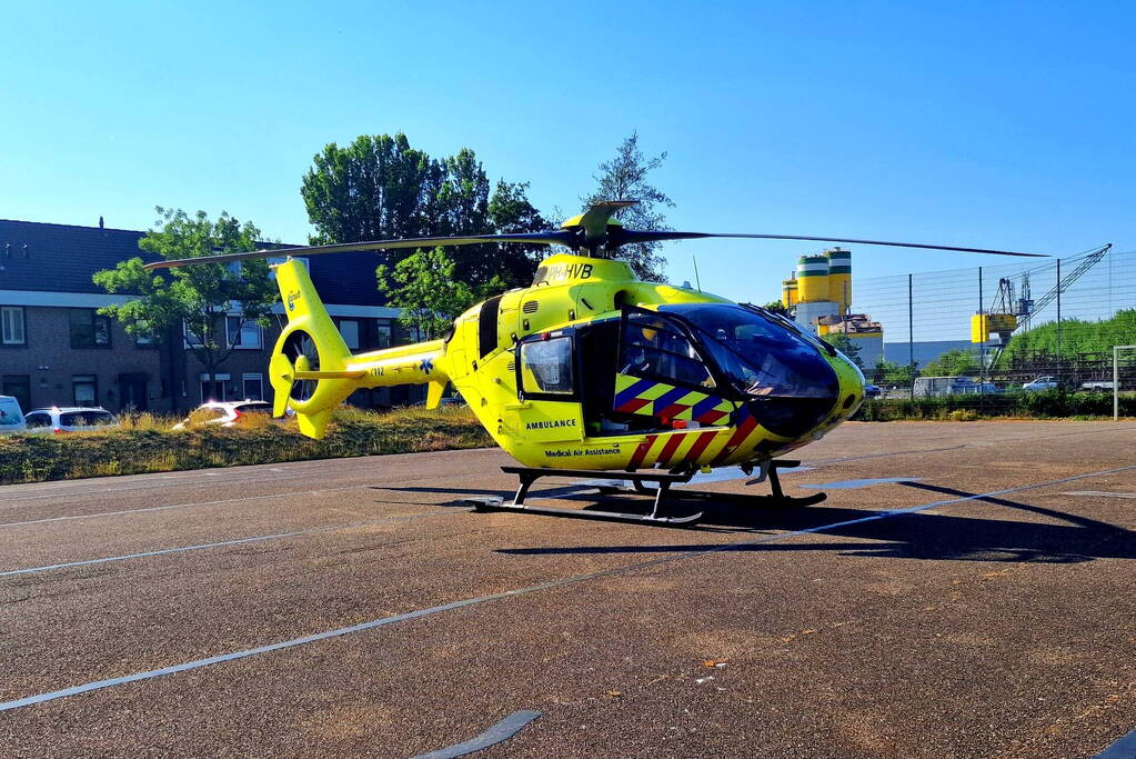 Traumahelikopter landt op voetbalveld