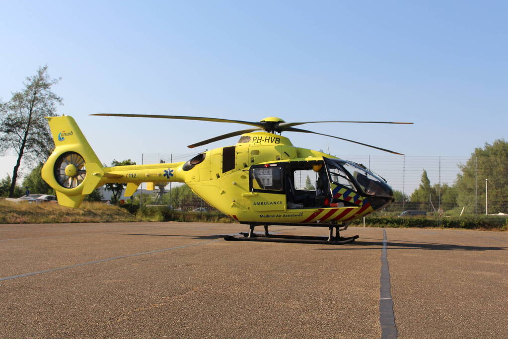 Traumahelikopter landt op voetbalveld