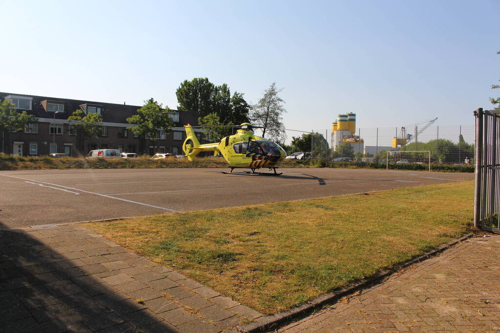 Traumahelikopter landt op voetbalveld