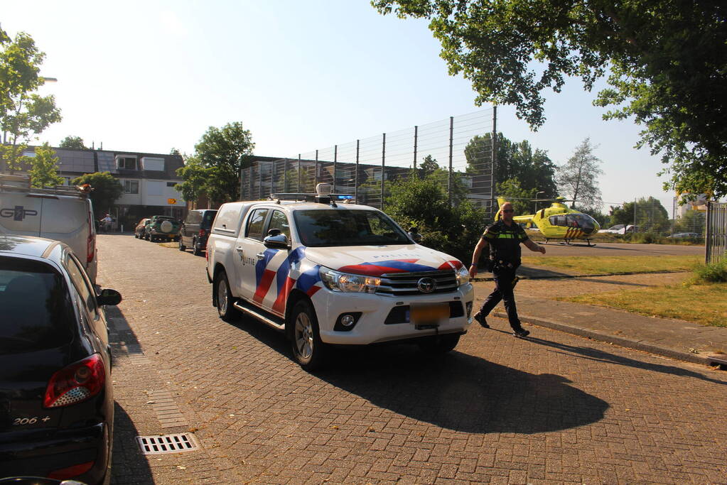 Traumahelikopter landt op voetbalveld