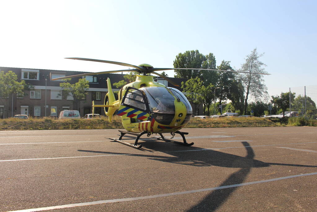 Traumahelikopter landt op voetbalveld