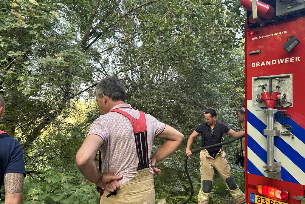 Brandweer blust brand in bosgebied