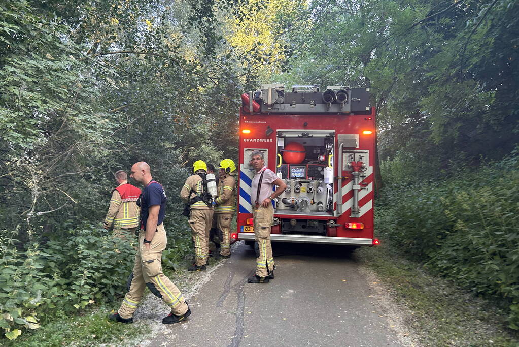 Brandweer blust brand in bosgebied