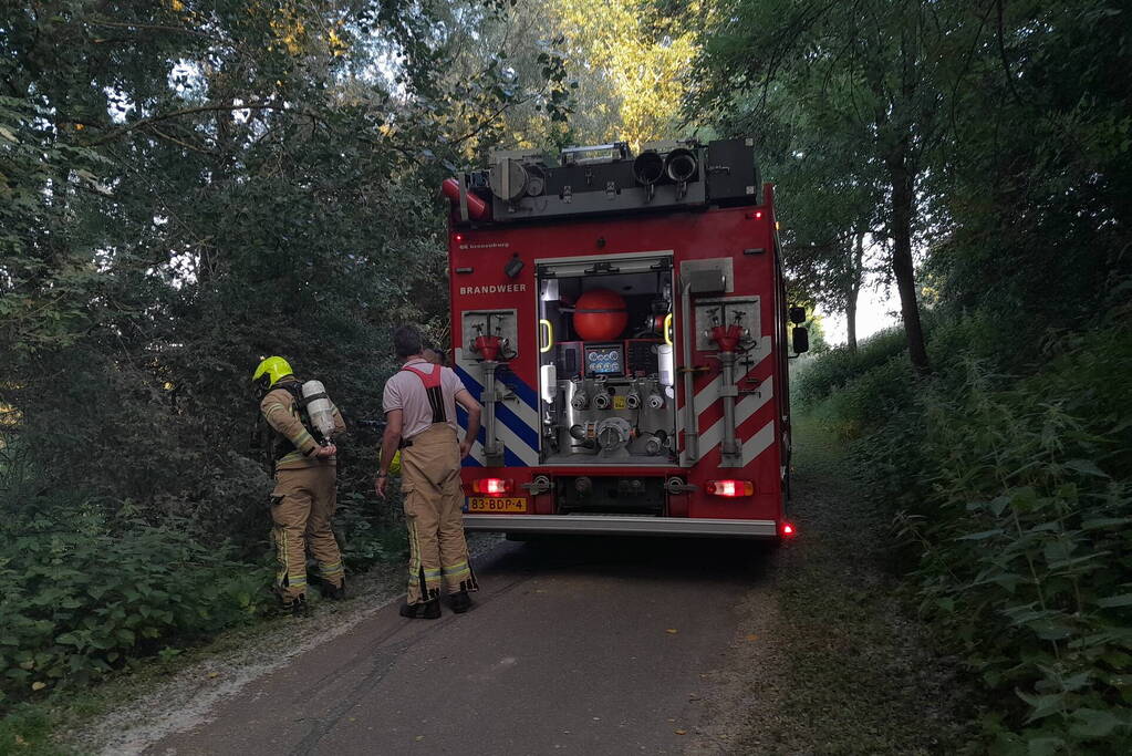 Brandweer blust brand in bosgebied