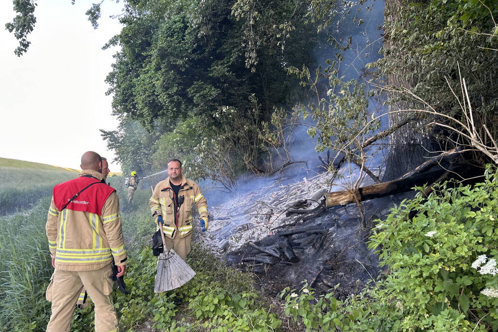 Brandweer blust brand in bosgebied