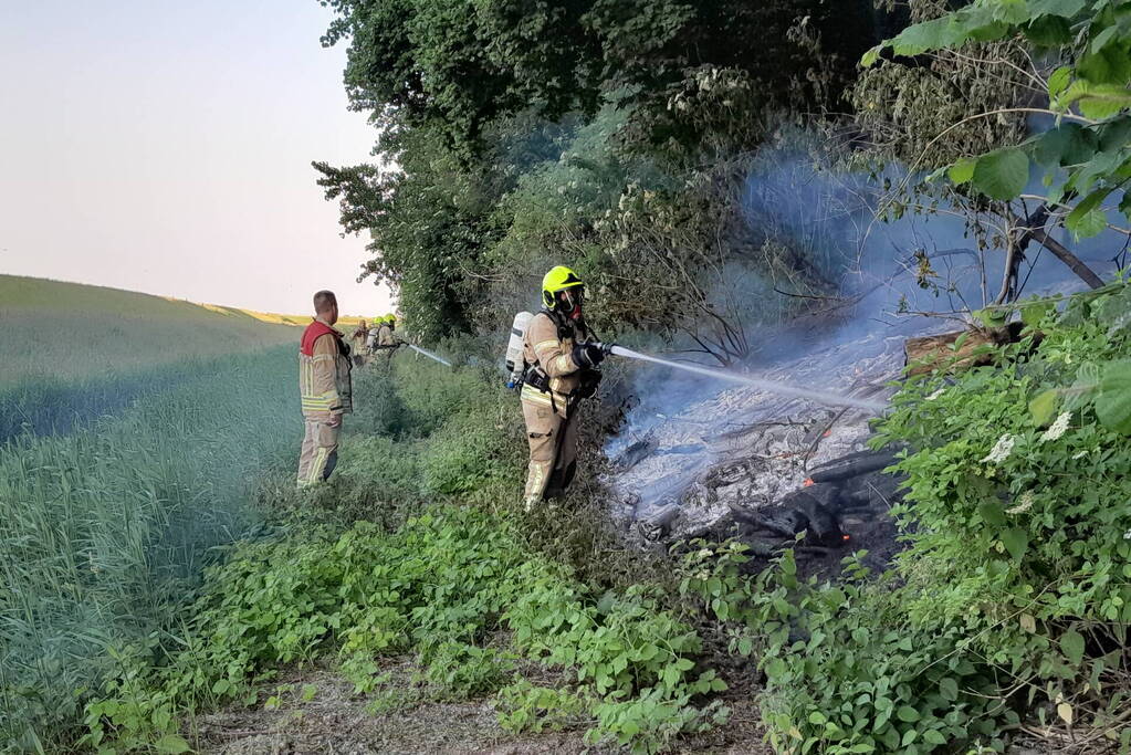 Brandweer blust brand in bosgebied