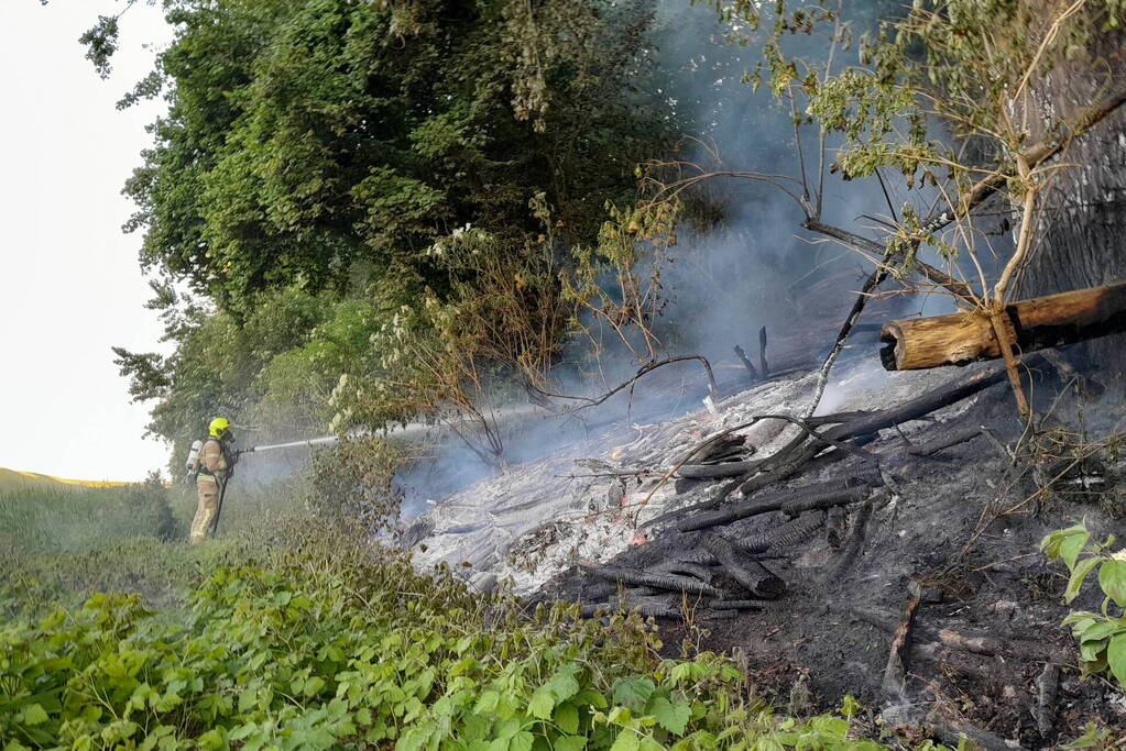 Brandweer blust brand in bosgebied