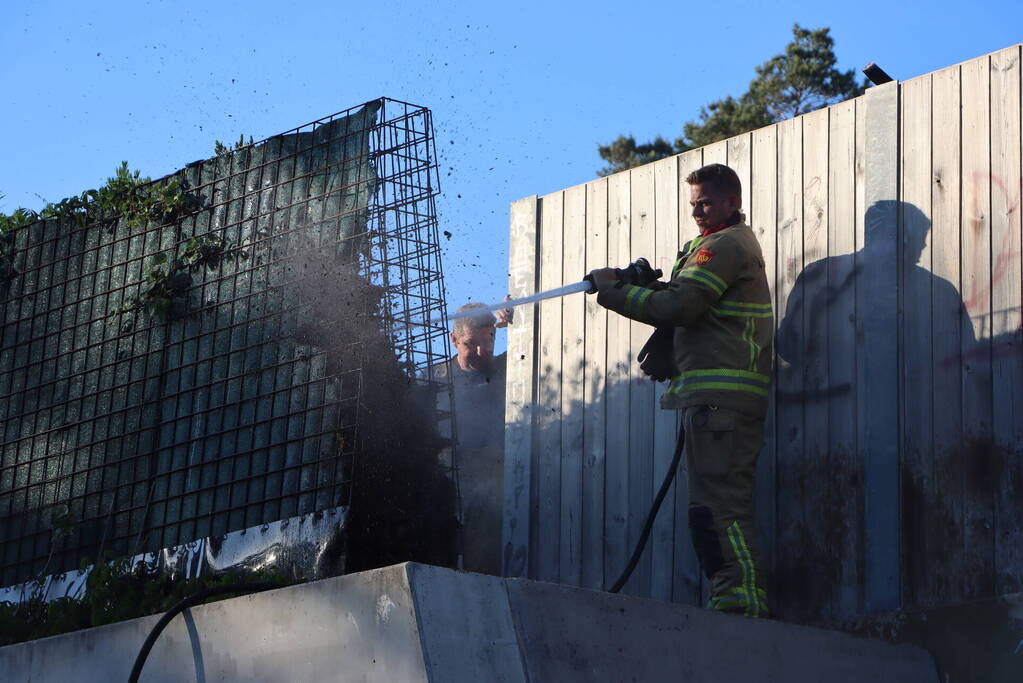 Omstanders ontdekken brand bij geluidswal