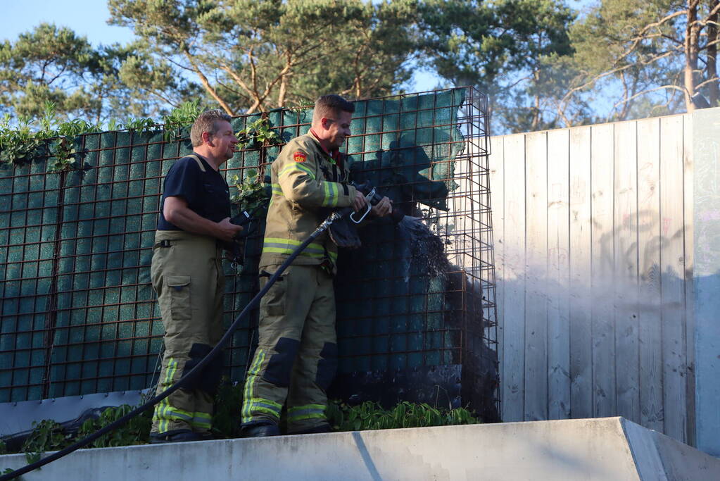 Omstanders ontdekken brand bij geluidswal