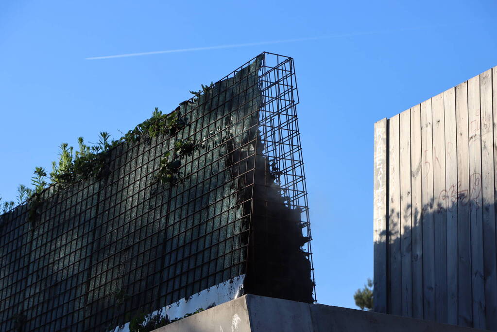 Omstanders ontdekken brand bij geluidswal