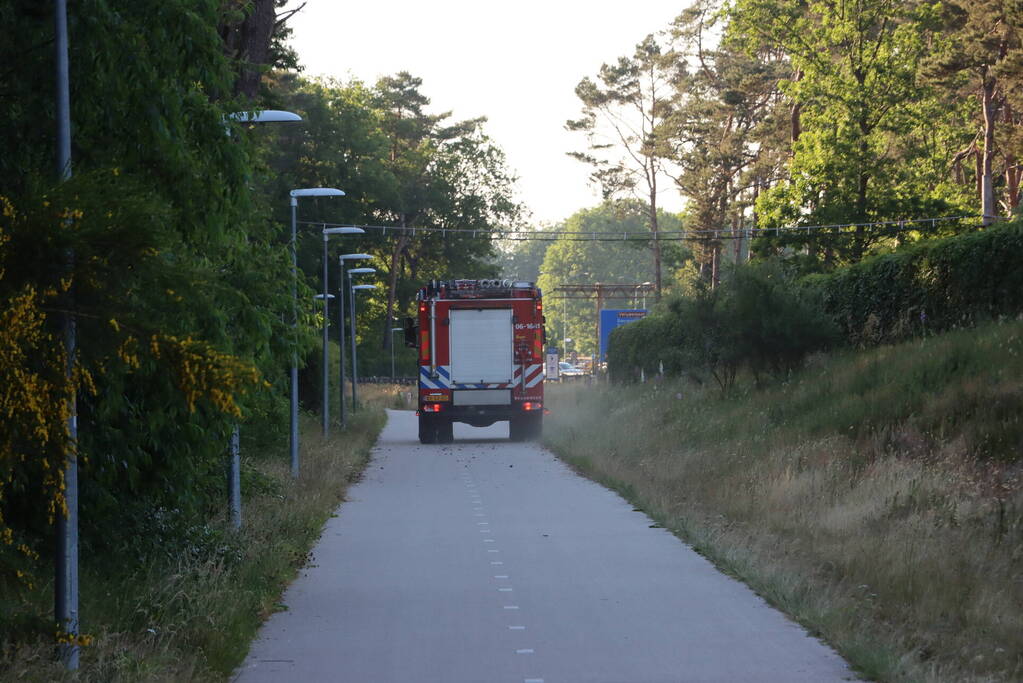 Omstanders ontdekken brand bij geluidswal