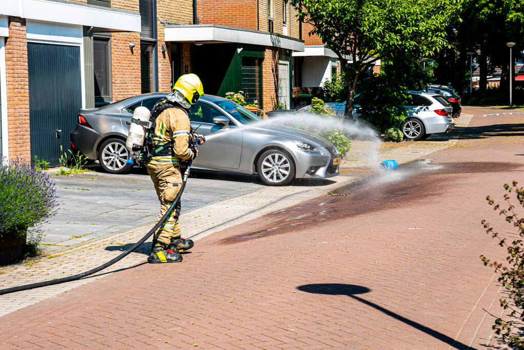 Gasfles vat vlam tijdens onkruidverbranden