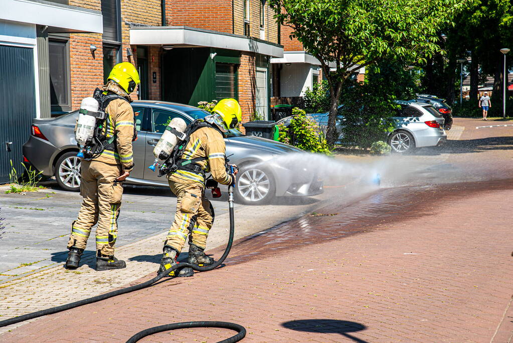 Gasfles vat vlam tijdens onkruidverbranden