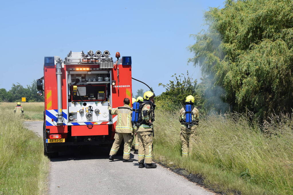 Brand in weiland berm en schuur