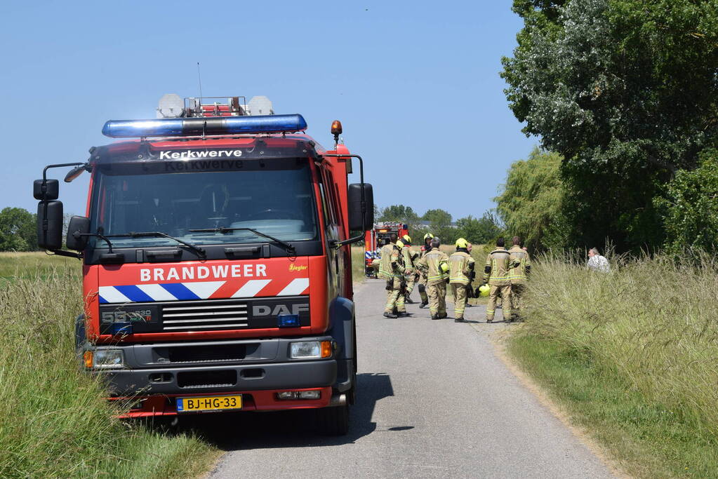 Brand in weiland berm en schuur