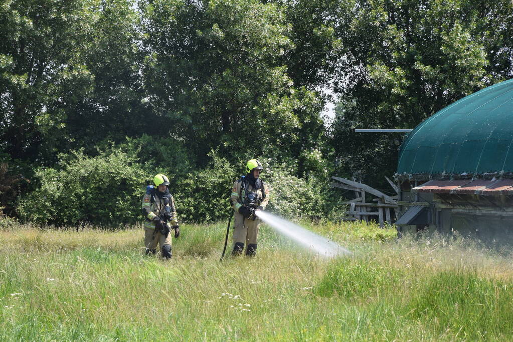 Brand in weiland berm en schuur