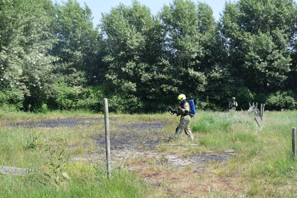 Brand in weiland berm en schuur